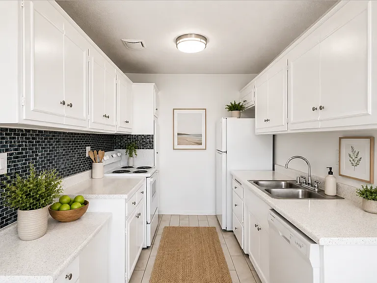 Hollywood Apartments — Photo 9