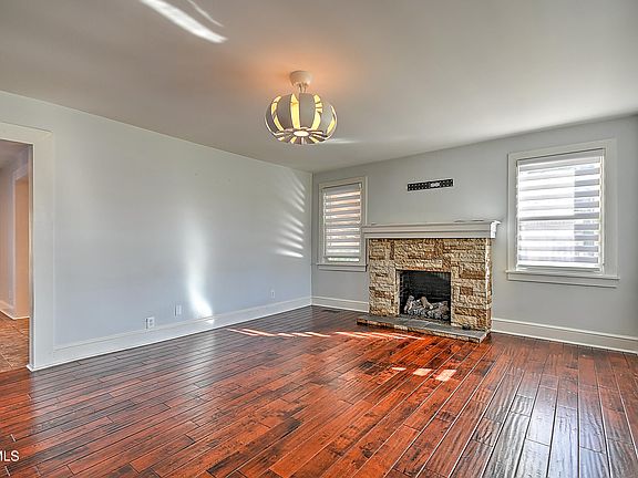 4th image of 146 E Park Dr