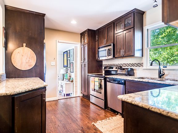 4th image of 411 Devonshire