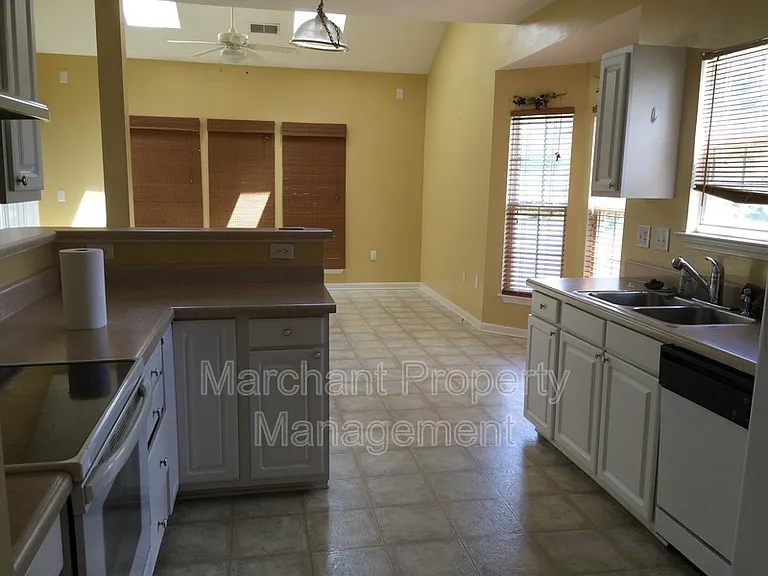305 Londonderry Ct — Photo 8