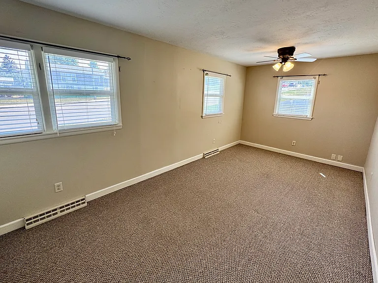 404 Anamosa St — Photo 11