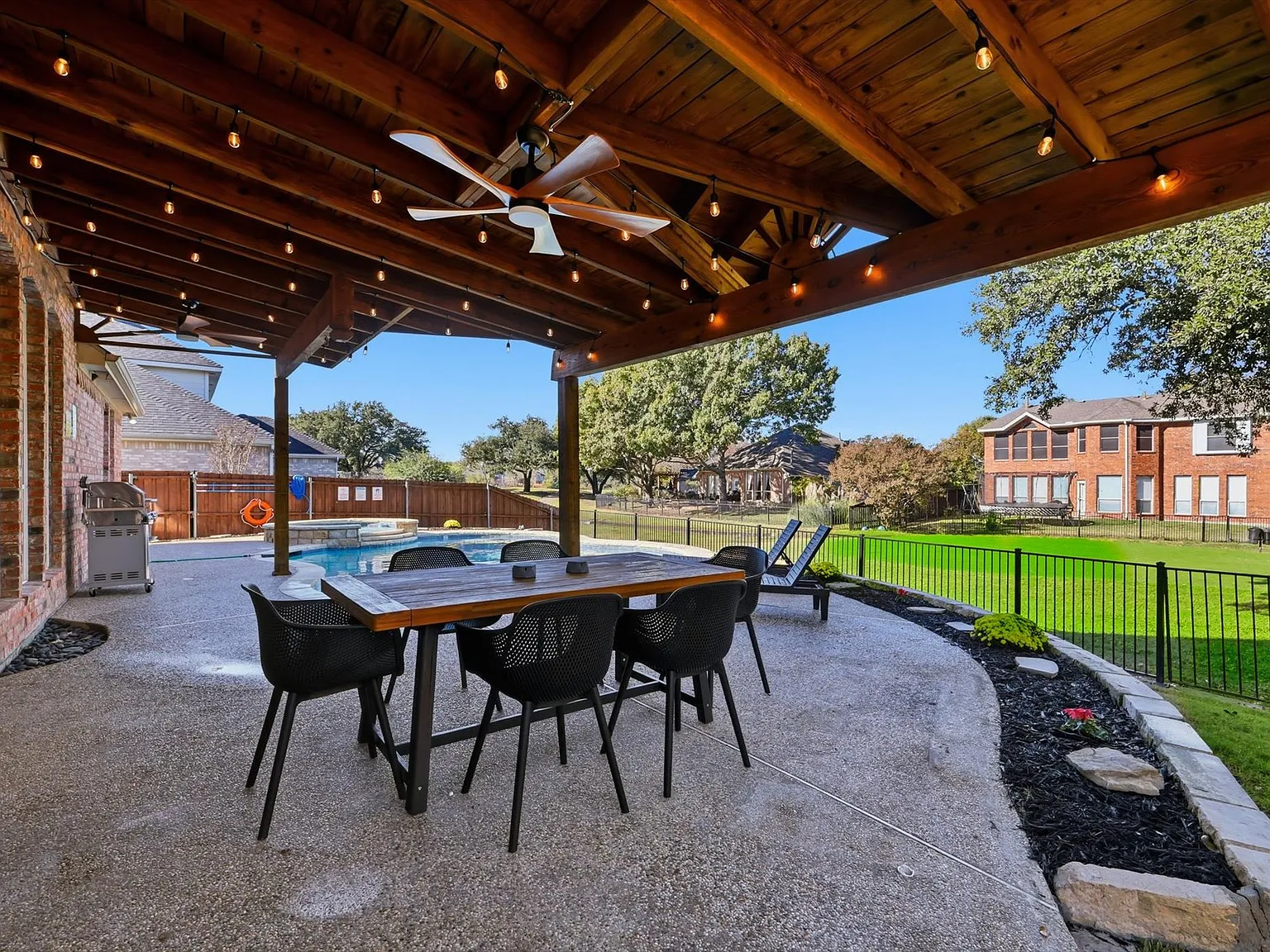 6 bed, 3610 sqft, $11,500 — Photo 2