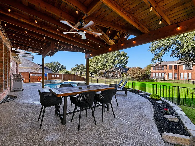 4843 Golfside Dr — Photo 2