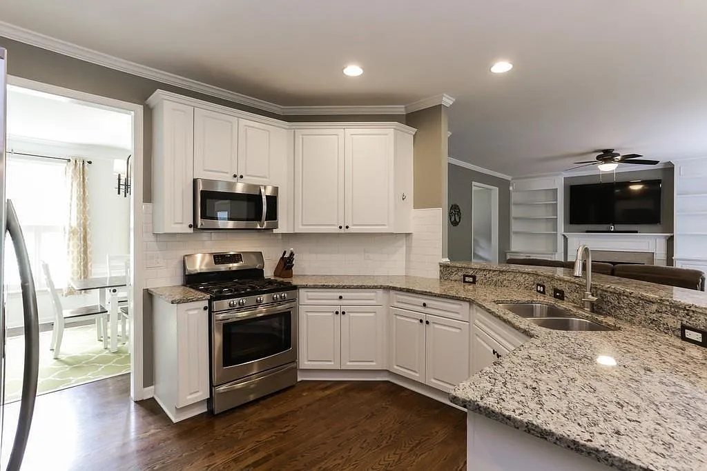 6 bed, 3.5 bath, 4047 sqft, $3,900 — Photo 3