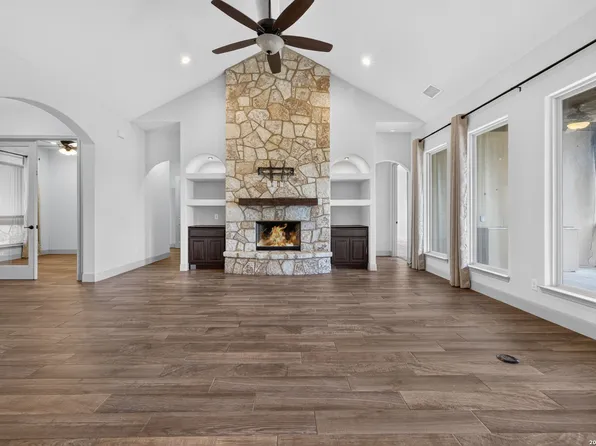 806 SHADY HOLW, New Braunfels, TX 78132