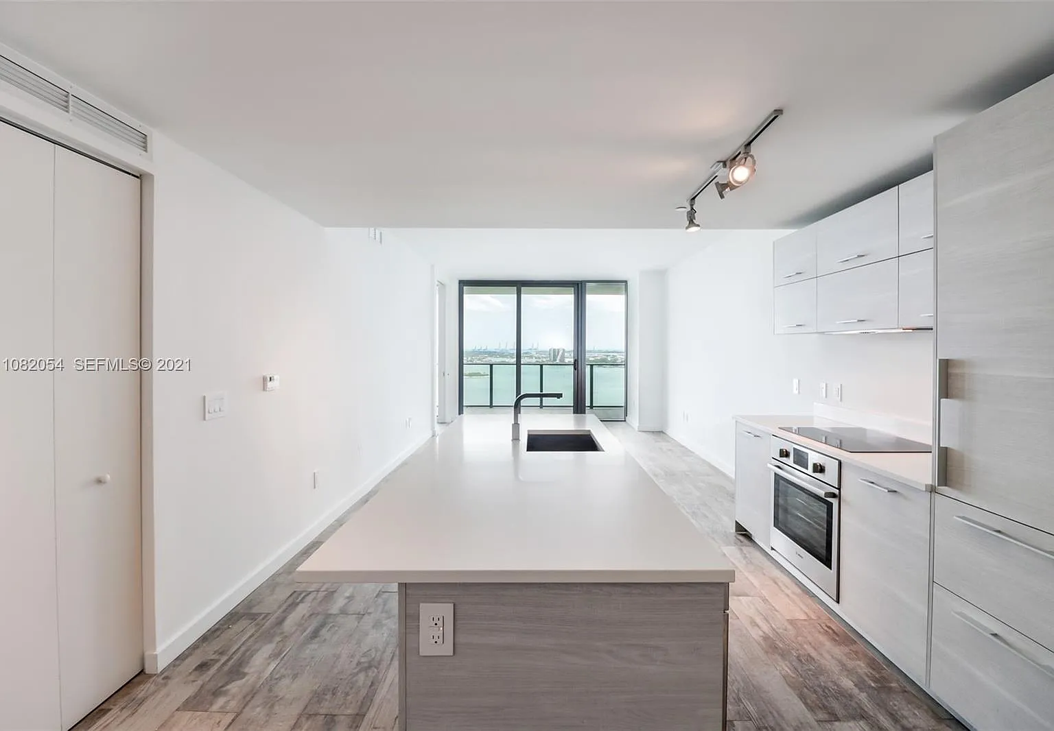2 bed, 1151 sqft, $6,200 — Photo 1