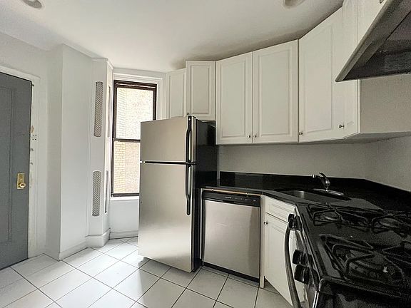 5th image of 25 W 68th St #3C