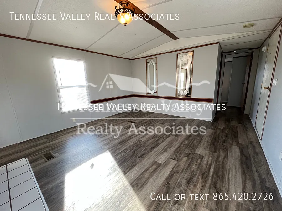 Well kept 3 bedroom/ 2 bathroom home just off Knoxville Highway in Wartburg, TN — Photo 4