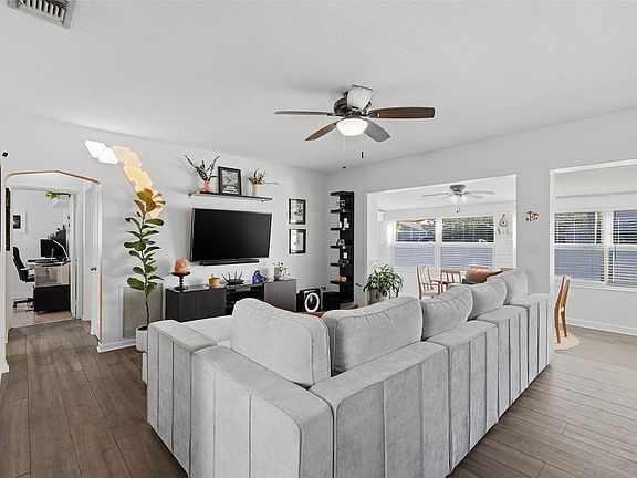 3rd image of 937 SW 18th Street