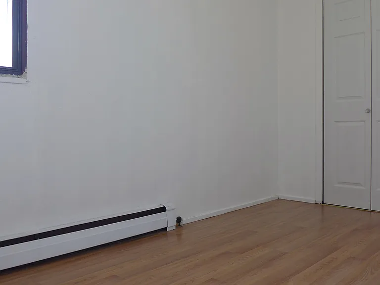 Back right bedroom 11x6 ft