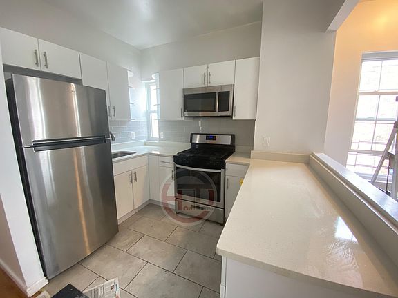 2nd image of 2923 Radcliff Ave Floor 2