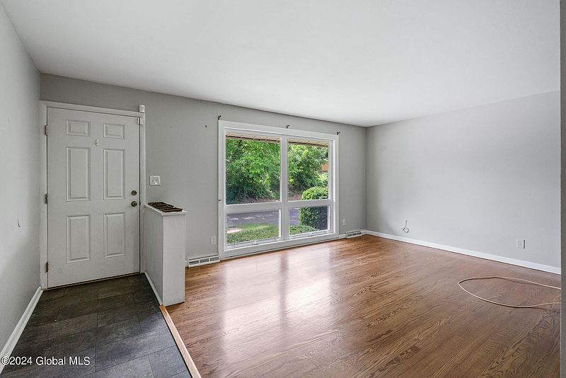 3rd image of 42 Joanne Court