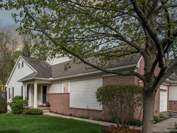 124 Pondview Ct, Brighton, MI 48116