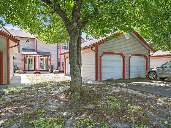 2nd image of 672 E Lake Front Cir #672