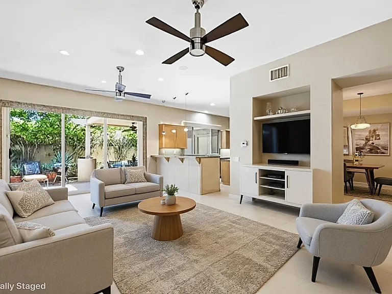 240 W Kavenish Dr — Photo 4