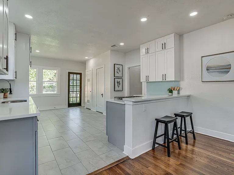 2035 W Summit Ave — Photo 11