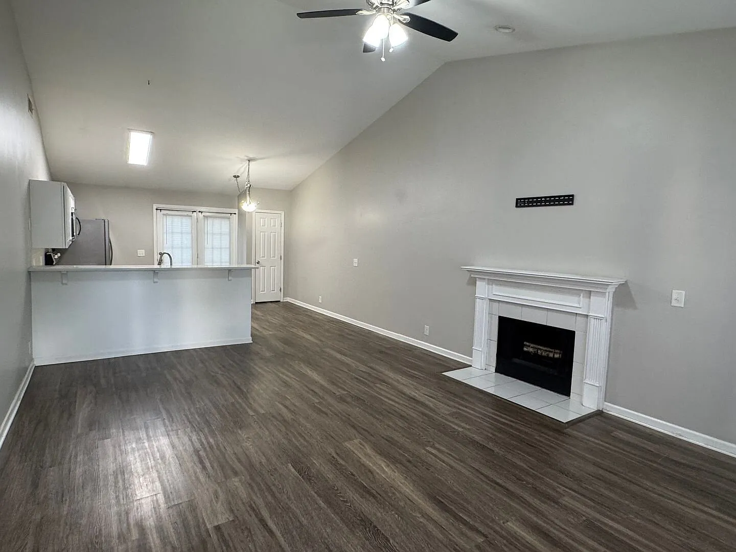 Beautiful 3 bed 2 bath home with open floorplan — Photo 3