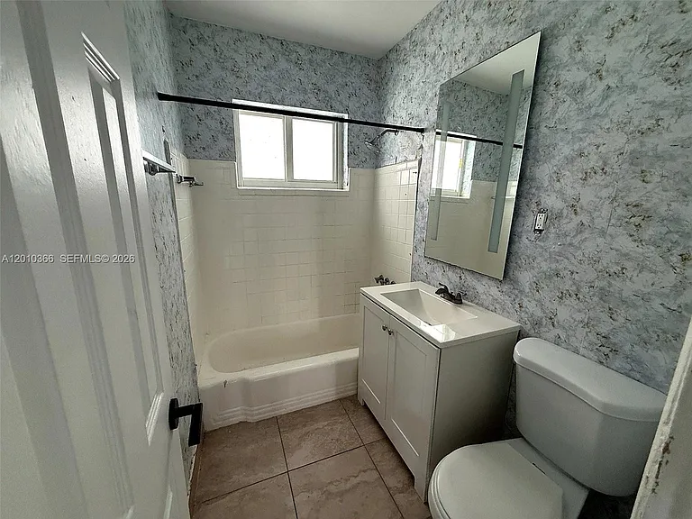 1885 SW 4th St #3 — Photo 4