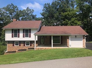 1522 Round Hill Rd, Oak Hill, WV 25901