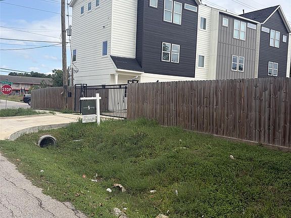 4th image of 3605 Rebecca St