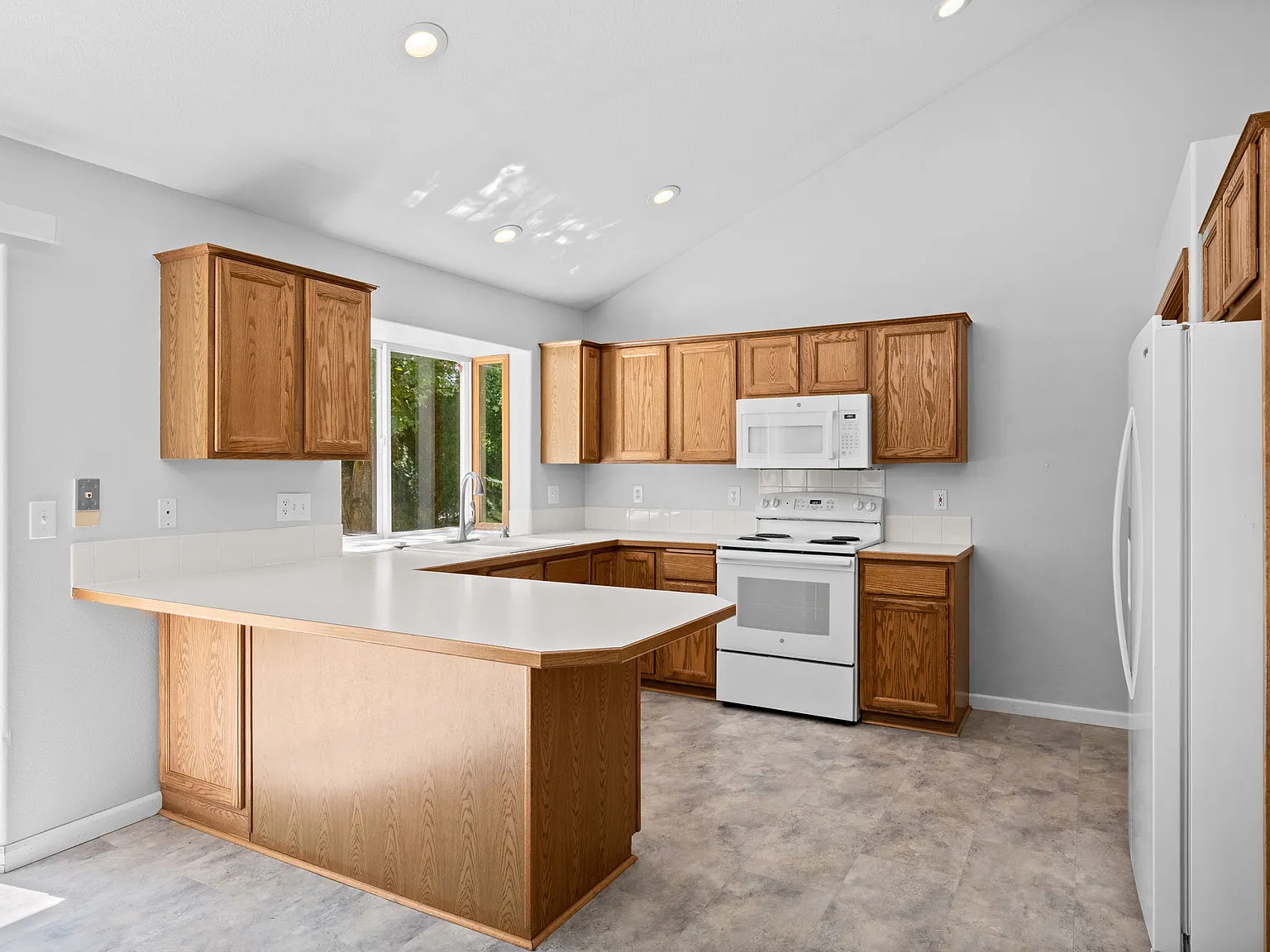 4 bed, 2533 sqft, $2,600 — Photo 2