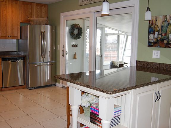 Breakfast Bar & Kitchen 