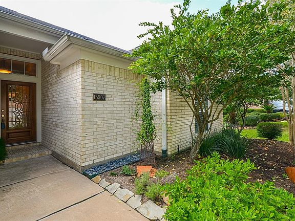 Inviting front entry