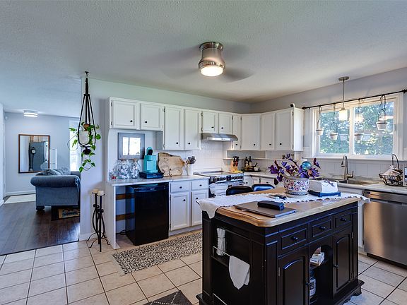 3rd image of 1490 Cornwall Rd