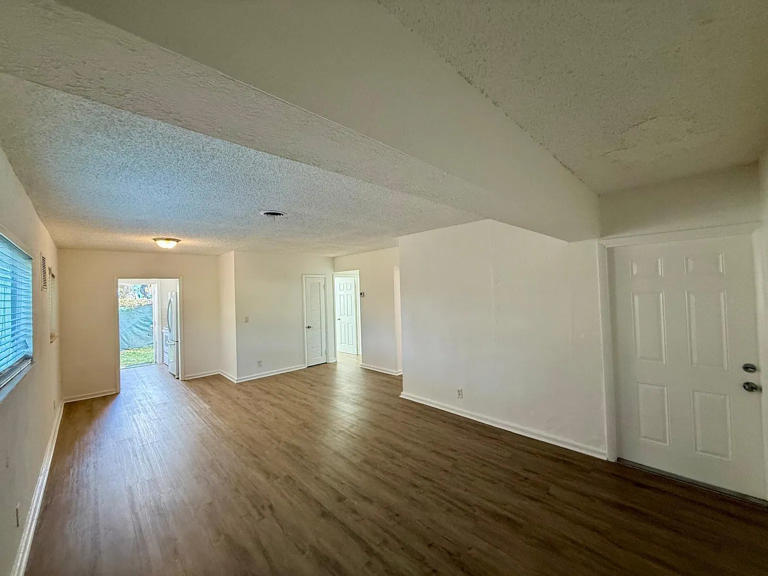 3 bed, 1.0 bath, 1010 sqft, $2,200 — Photo 2