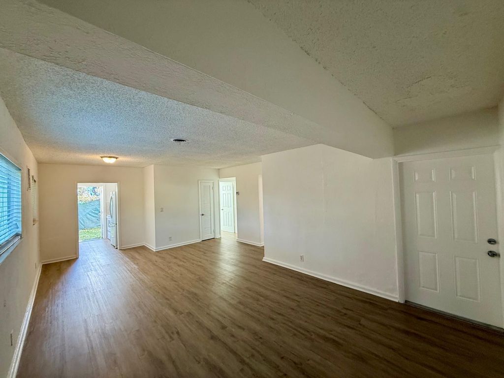 3221 NE 7th Ave APT D, photo 2