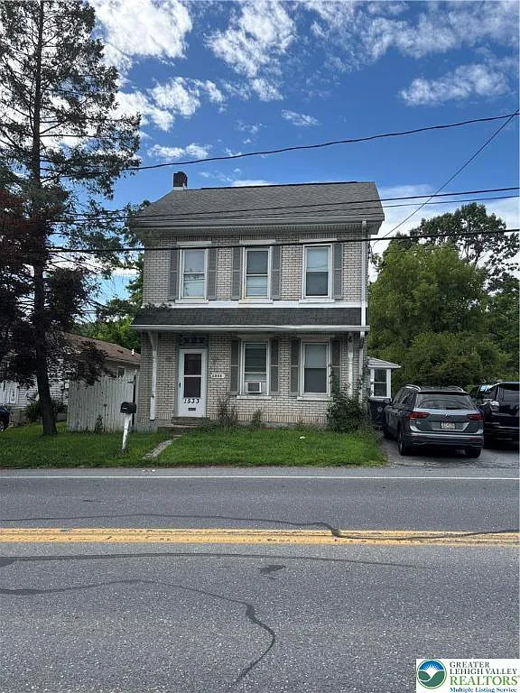 4 bed, 1.5 bath, 2197 sqft, $3,000 — Photo 2