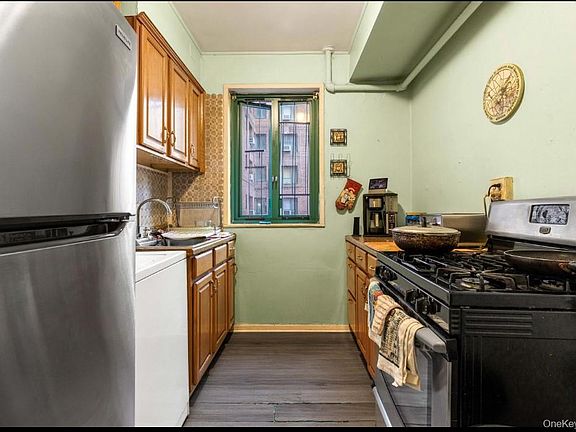 4th image of 1480 Parkchester Road