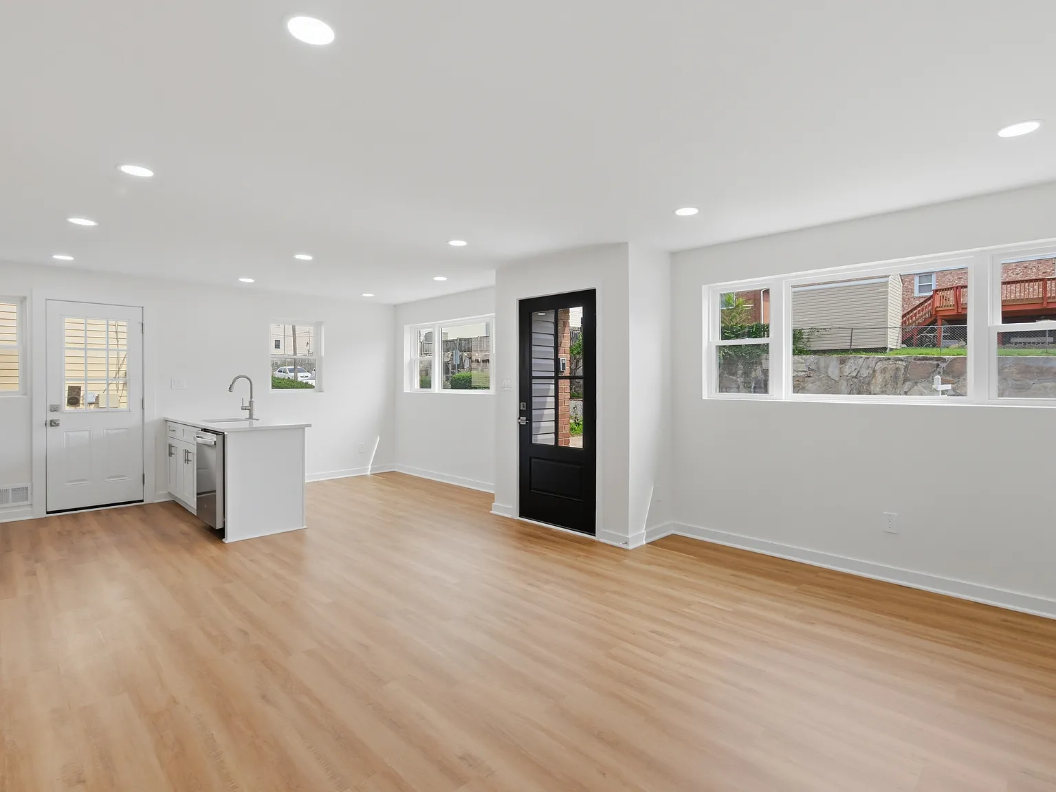 4 bed, 1964 sqft, $4,599 — Photo 2
