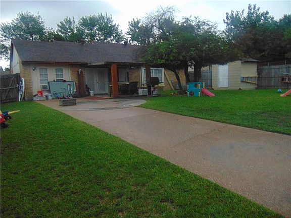 3rd image of 1505 Salazar St