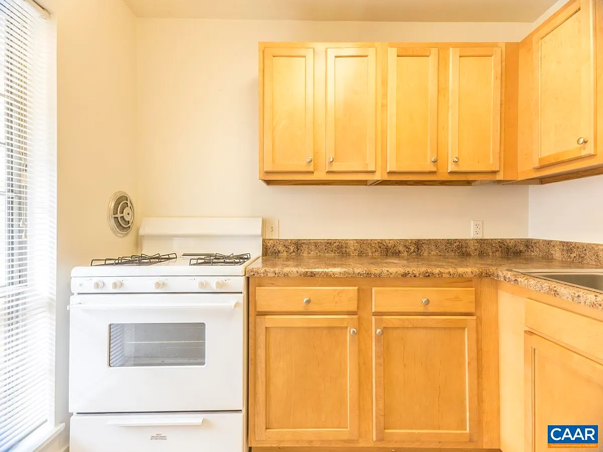 3 bed, 1.5 bath, 930 sqft, $1,975 — Photo 2