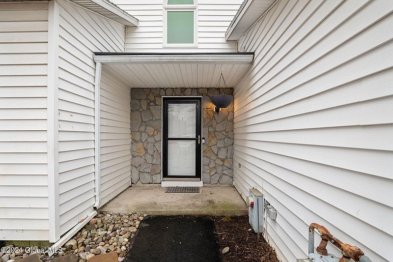 3rd image of 11 Ashwood Court