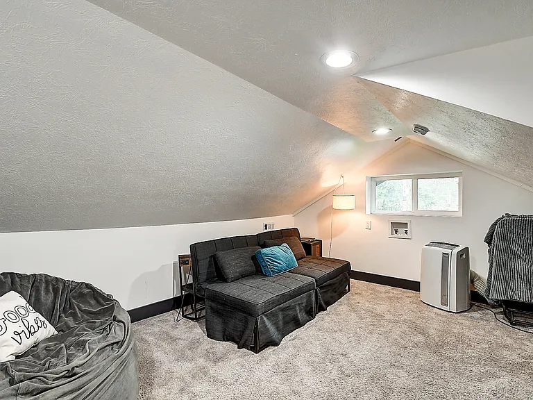 1120 E 35th St — Photo 21