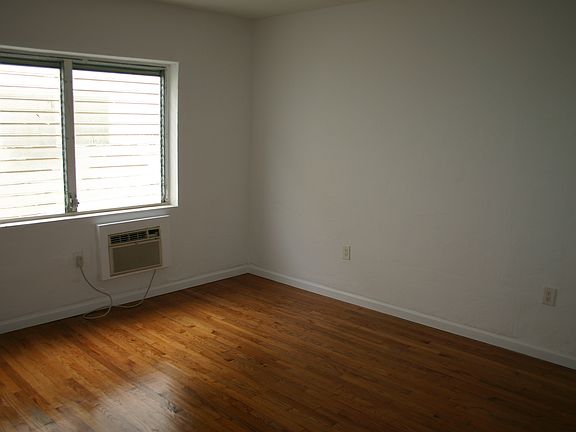 4th image of 955 Bay Dr APT 5