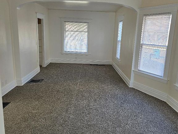 L:iving room