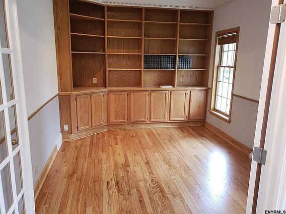 3rd image of 36 Cobble Hill Dr