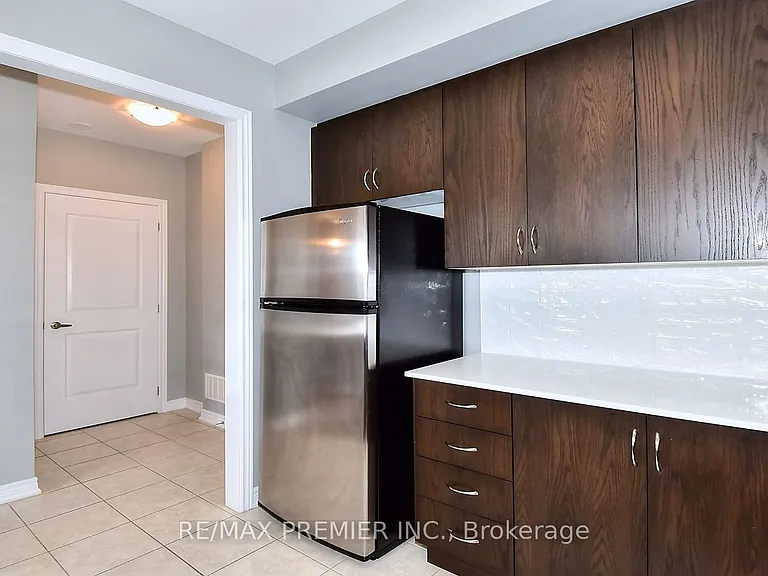 105 Kayla Cres #10 — Photo 5