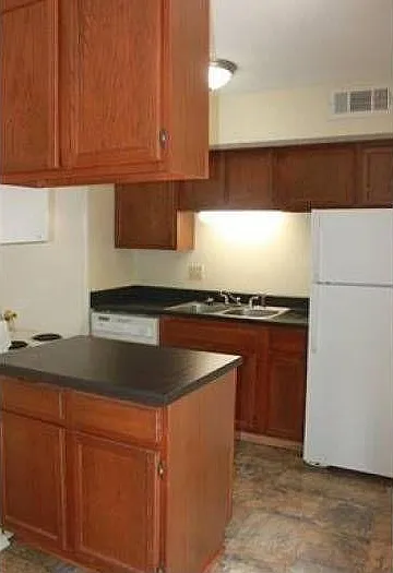 2 bed, 1.5 bath, 1038 sqft, $1,150 — Photo 2