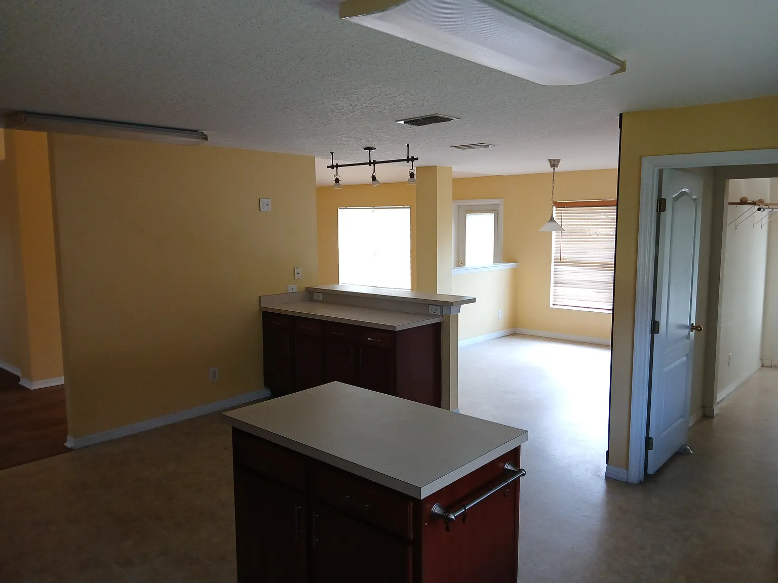 4 bed, 3000 sqft, $2,550 — Photo 3