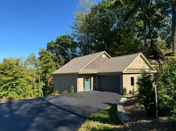 2768 McVitty Rd, Roanoke, VA 24018