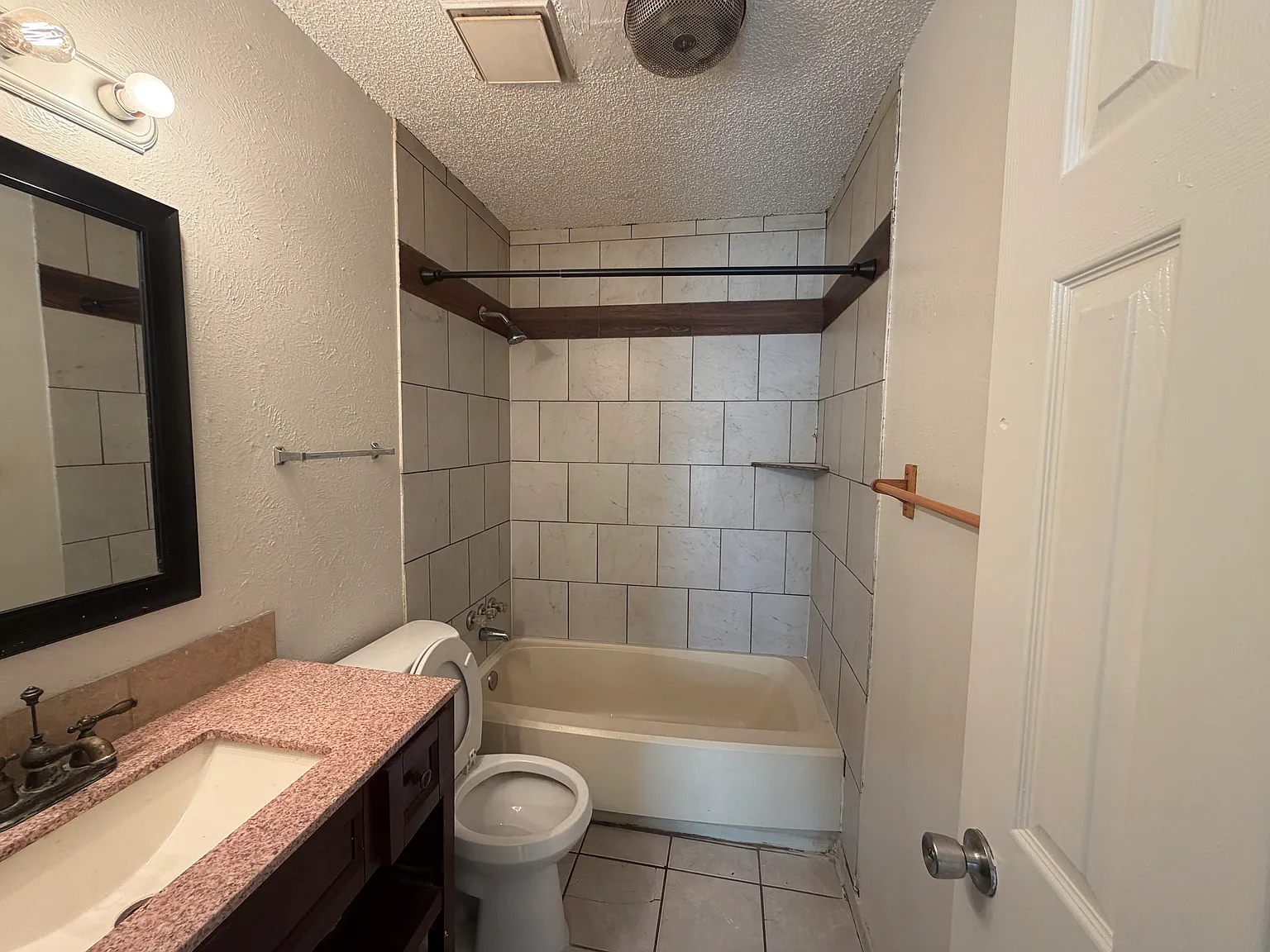 3 bed, 1228 sqft, $1,990 — Photo 3
