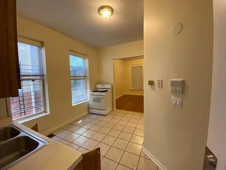 1310 N Artesian Ave #1R — Photo 5