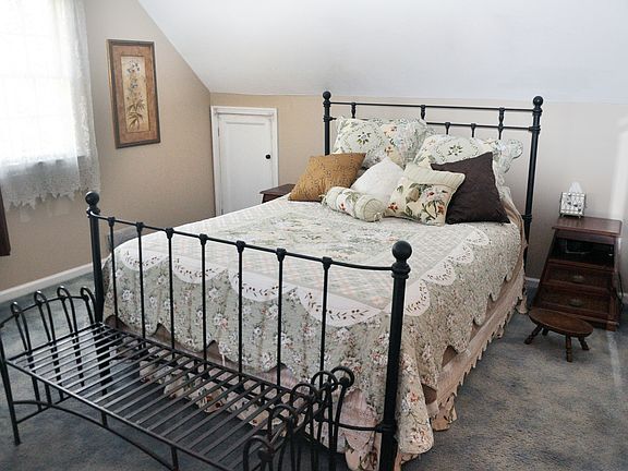 Master Bedroom - Queen.