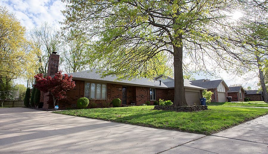 1736 front door and driveway