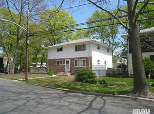 216 Beachview St, Copiague, NY 11726