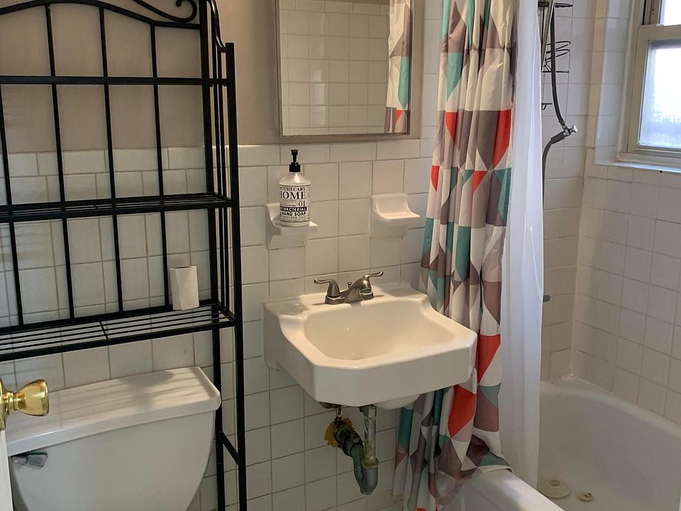 2nd image of 120 32nd St APT 3G